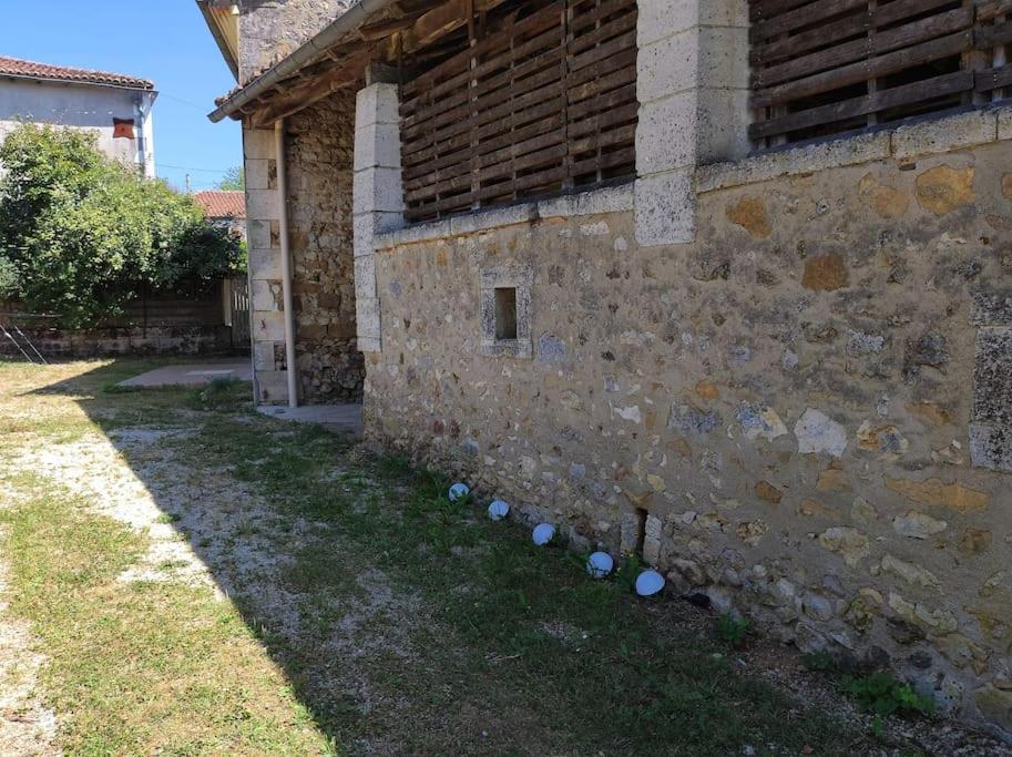 Maison De Campagne, Bulle De Verdure Montbron Esterno foto