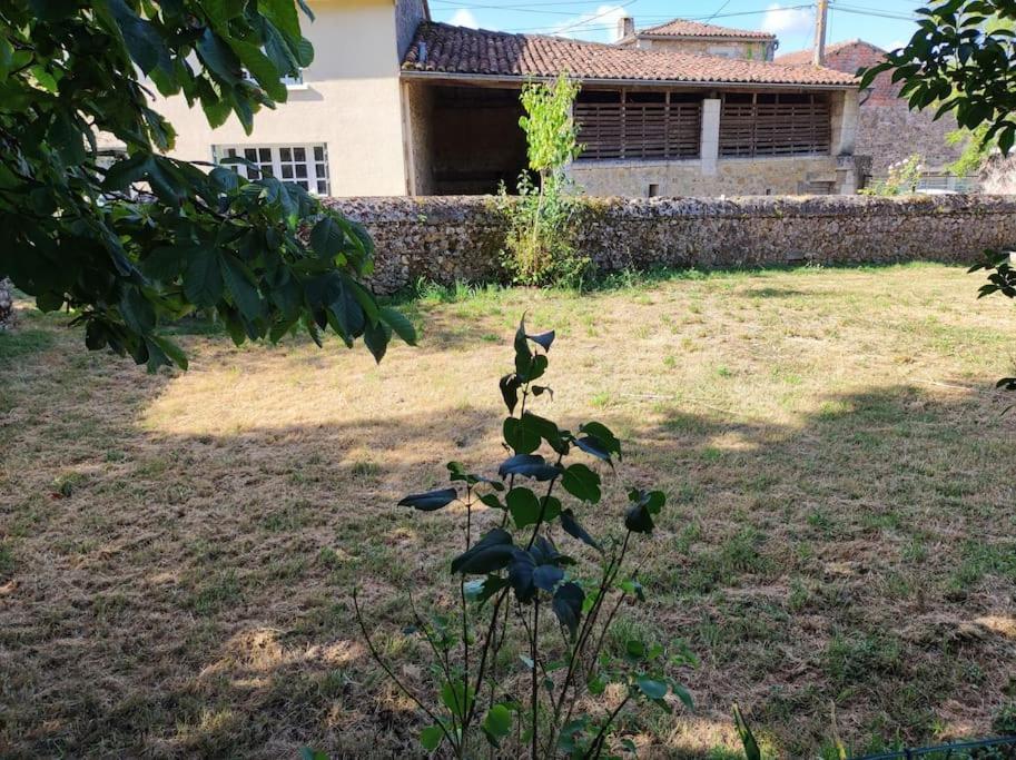 Maison De Campagne, Bulle De Verdure Montbron Esterno foto