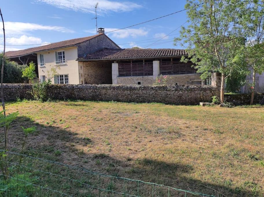 Maison De Campagne, Bulle De Verdure Montbron Esterno foto